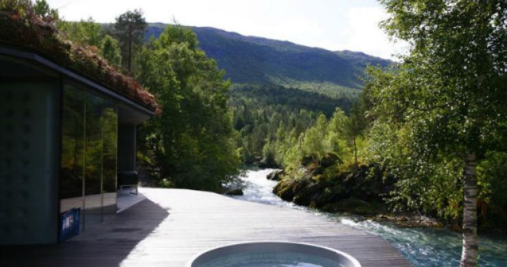 vista panofrâmica que se tem de uma das dez casas que compõe o hotel juvet landscape hotel: contemplar a natureza numa floresta da noruega (fotos)