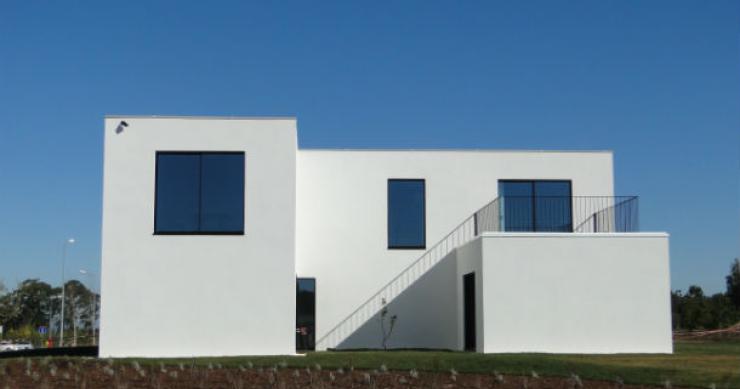 casa modelo da empresa cool haven está à venda e pode ser visitada no iparque, em coimbra casas ecológicas, desmontáveis e baratas já estão à venda