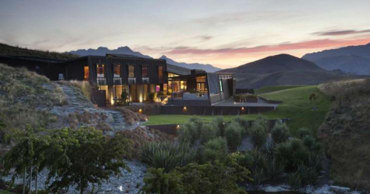 a casa está situada na zona de queenstown e tem 700 m2 casas de sonho: “villa” contemporânea rodeada pela natureza da nova zelândia (fotos)