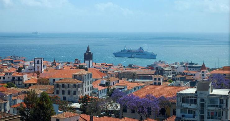vista panorâmica do funchal, a partir do largo das cruzes nove por cento dos madeirenses vive em casas construídas pelo governo