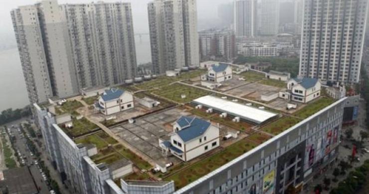 chineses constroem casas nos terraços dos centros comerciais 