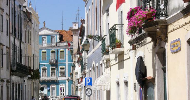 vista geral de uma rua da cidade de santarém câmara de santarém adere ao mercado social de arrendamento