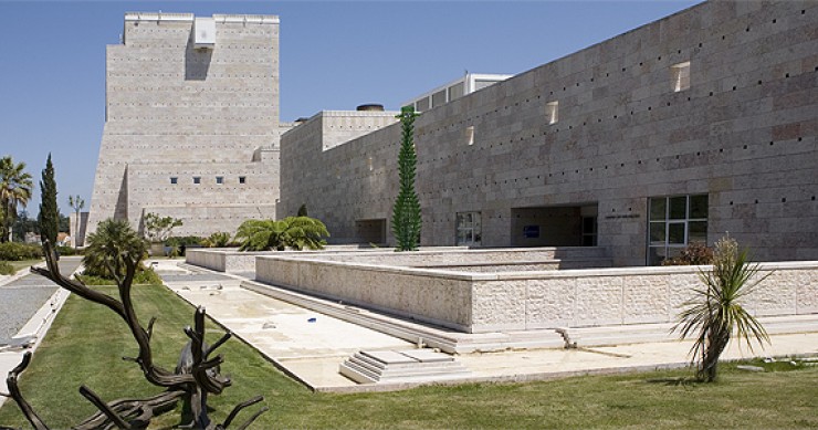 museu colecção berardo, no ccb, abriu ontem a primeira exposição da trienal ccb encerra 15 dias em agosto para fazer obras e reduzir despesas