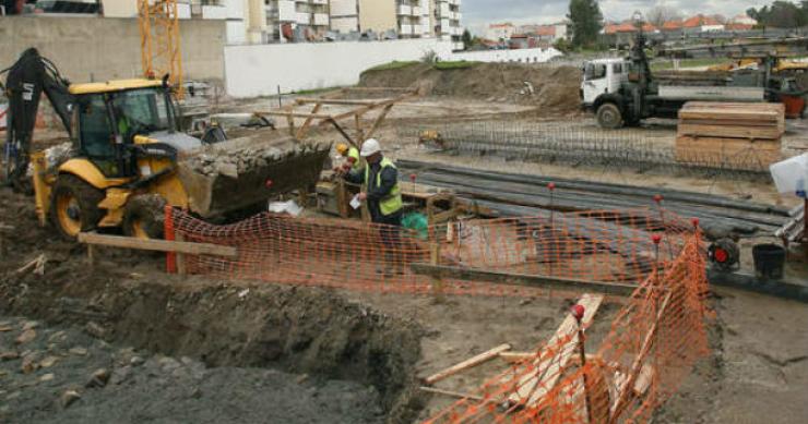 lay-off da construtora tecnovia abrange cerca de 330 trabalhadores 