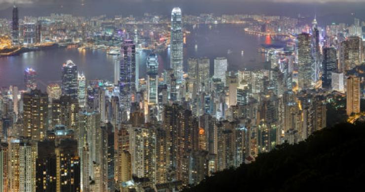 vista panorâmica nocturna de hong kong h&m encerra loja principal em hong kong devido à elevada renda e zara ocupa o espaço