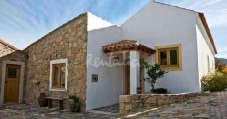monte tem duas casas rurais, piscina, jardim e barbecue para patuscadas ao ar livre casas de fim-de-semana: dormir entre vilas históricas no marvão (fotos)