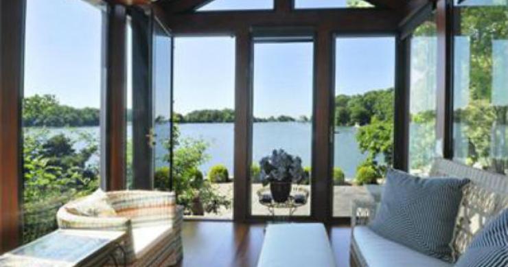 a casa está localizada em greenwich, no estreito de long island casas de sonho: mansão de pedra junto ao mar nos eua (fotos)