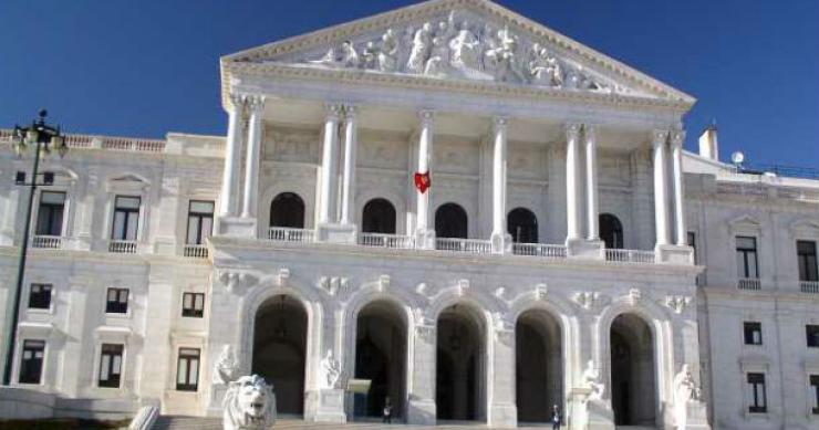 orçamento do estado para 2013 é hoje recebido no parlamento com protestos à porta