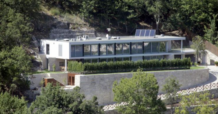 a casa de cristiano ronaldo na barragem da caniçada, no gerês turistas “navegam” no gerês para ver casa de cristiano ronaldo