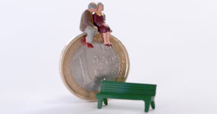 a partir de janeiro a idade da reforma para os funcionários públicos passa de 63,5 para 65 anos governo sobe idade de reforma e despede mais de 40 mil contratados já em 2013