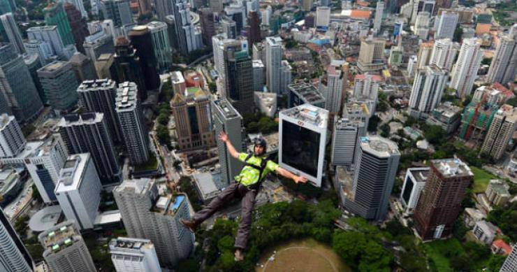 concorrentes saltaram das torres gémeas petronas, em kuala lumpur, a 412 metros do chão quem salta da torre mais alta do mundo? (fotos)