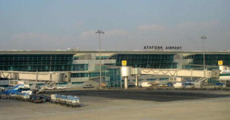 o aeroporto internacional ataturk transporta cerca de 37 milhões de passageiros por ano maior aeroporto do mundo começa a ser construído em 2015 em istambul