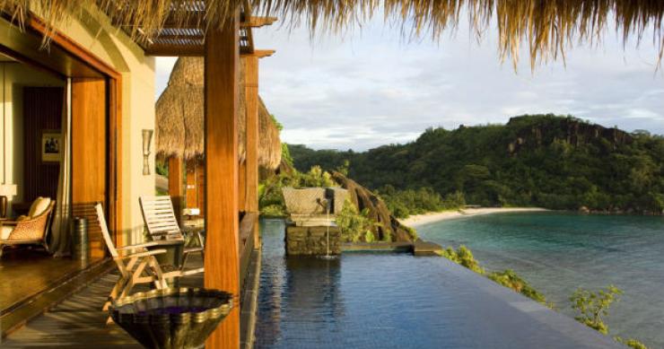o hotel está localizado numa península privada na ilha de mahe hotel maia: dormir num éden exótico e repleto de paz nas ilhas seychelles (fotos)