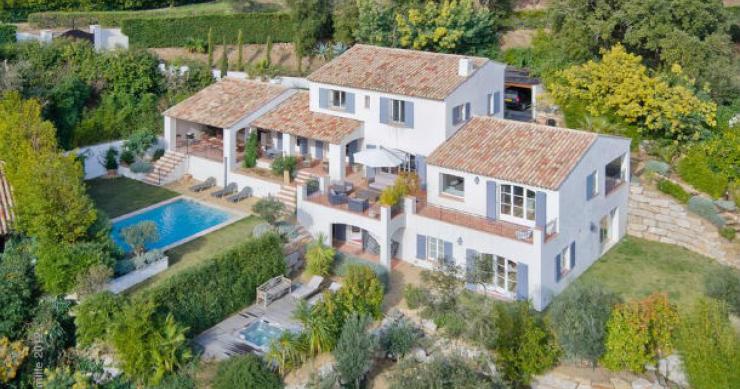 a casa está localizada em grimaud, no sul de frança casas de sonho: mansão de luxo escondida junto ao mar mediterrâneo em frança (fotos)