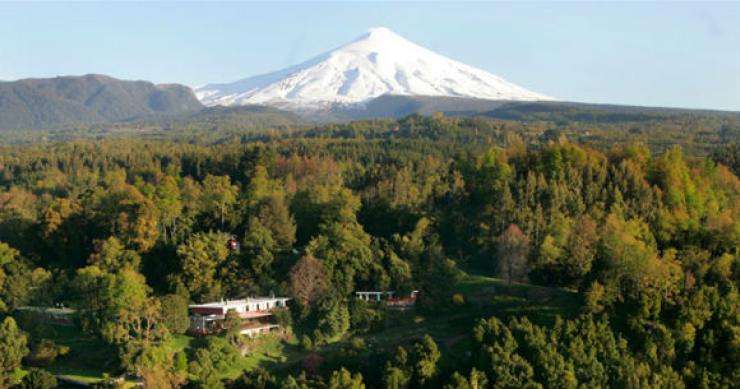 o hotel antumalal está localizado em pucón, no chile, perto do vulcão villarrica hotel antumalal: o luxo de dormir com vista para o vulcão villarrica, no chile (fotos)