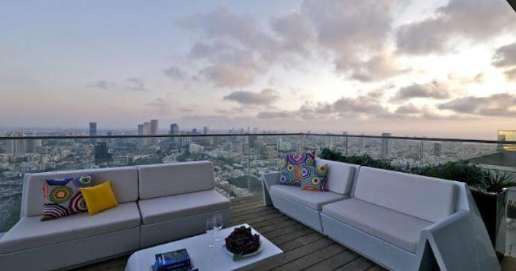 a casa engloba os últimos três andares da torre w, em tal aviv casas de sonho: viver no topo de um arranha-céus em israel com vista para o mediterrâneo (fotos)