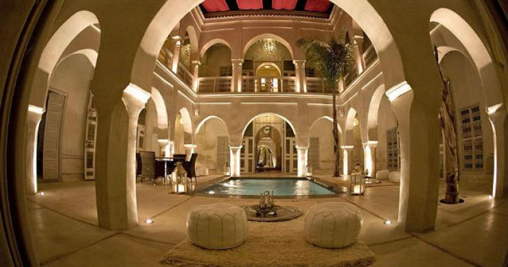 os cinco quartos do hotel estão situados em redor do pátio central, onde existe uma piscina hotel anayela: dormir num palácio com 300 anos de história no coração de marrakech (fotos)
