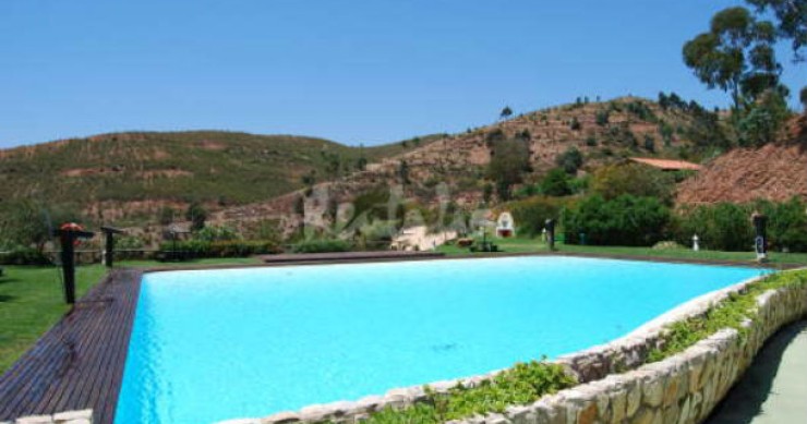 o sítio encantado é um projecto de turismo rural composto por sete chalés e duas vivendas casas de fim-de-semana: terraço com piscina sobre o mar de oeiras (fotos)