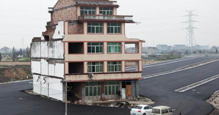 china: casa isolada no meio da estrada foi demolida (vídeo)