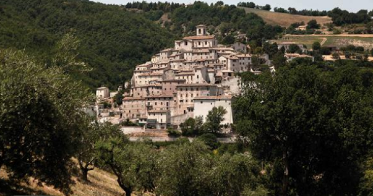o hotel está localizado em palazzo di arcevia, em ancona, itália hotel san settimio: a conversão de uma vila italiana num complexo turístico (fotos)