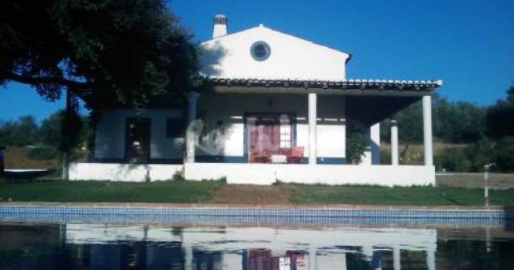 a casa está localizada na freguesia do corval e dispõe de piscina casas de fim-de-semana: escapadela com vista para as montanhas e para o rio zêzere (fotos)