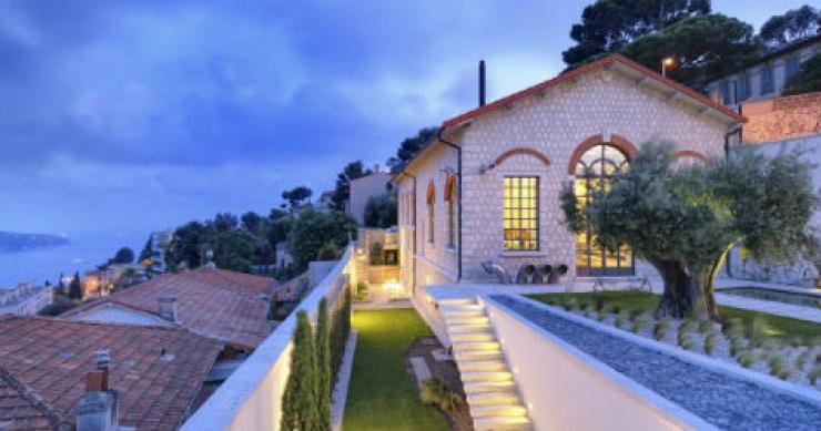 a casa tem uma piscina climatizada com espectaculares vistas para o mar casas de sonho: o requinte de uma antiga estação de tratamento de águas em frança (fotos)