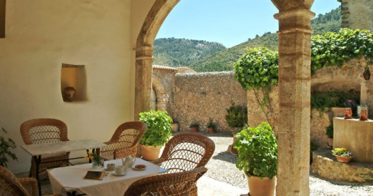 o hotel está localizado na serra tramuntana,a noroeste da ilha de maiorca hotel son palou: fazenda maiorquina do século xiv ideal para os amantes do turismo rural (fotos)