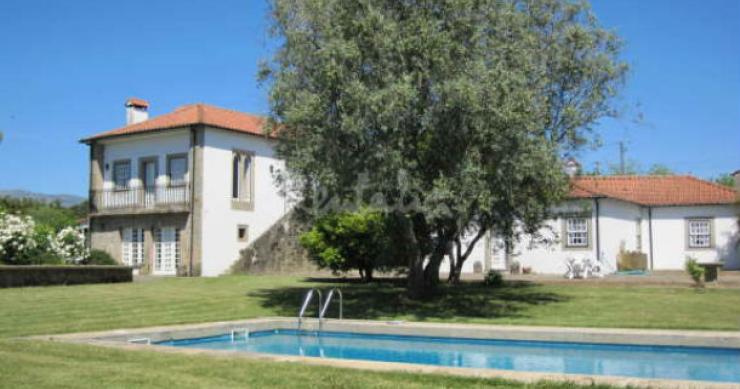 casas de fim-de-semana: escapadela com piscina na pacata vila de ponte de lima (fotos) 