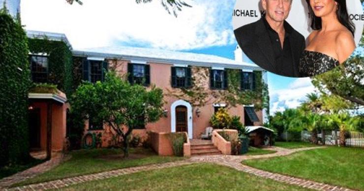 a mansão em causa encontra-se num terreno com 7.381 m2 catherine zeta-jones e michael douglas arrendam casa das bermudas por 21,6 mil euros por mês