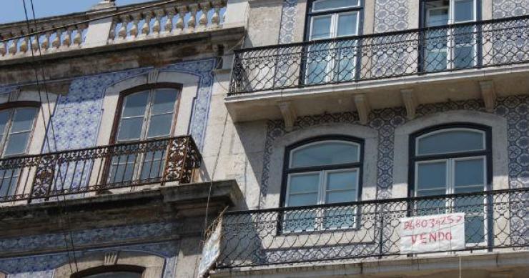compra e vende de casas está a diminuir em portugal casas na posse da banca vendidas em três mil novos balcões