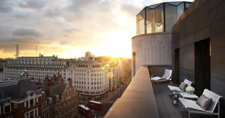 o hotel tem 157 quartos e está localizado no coração de londres me london: dormir num ícone do design em londres sob a batuta de norman foster (fotos)