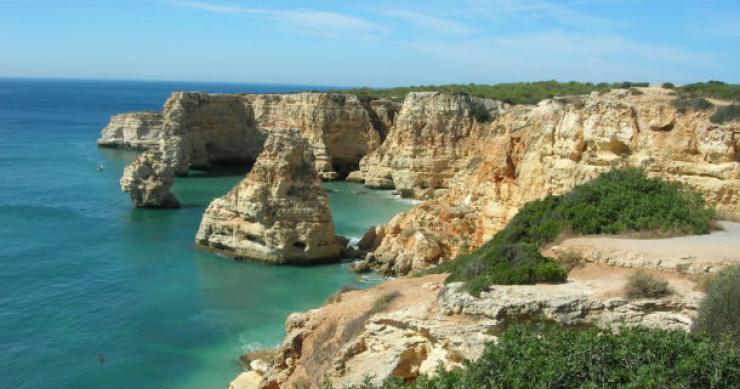 no algarve o preço das casas já desceu 20%. golden visas animam investimento estrangeiro casas de férias no algarve tardam em ser arrendadas
