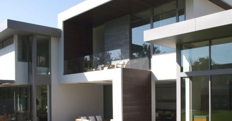 a brentwood residence está localizada nas colinas da cidade de santa mónica casas de sonho: o resultado de juntar aço e madeira de carvalho numa mansão de luxo nos eua (fotos)