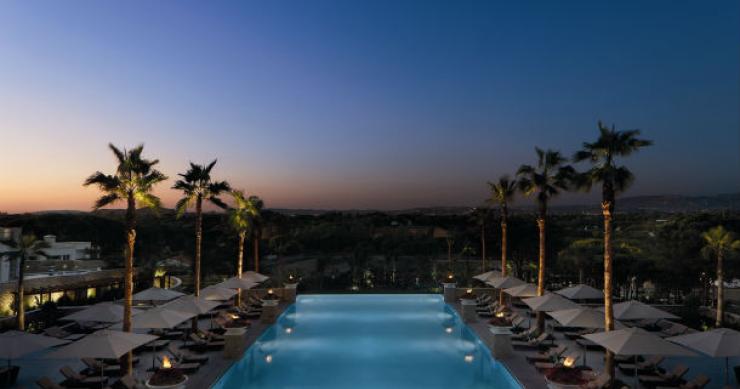a piscina de horizonte infinito e a zona de spa convidam os hóspedes a uma estadia relaxante hotel conrad algarve: novo luxo na quinta do lago (fotos)