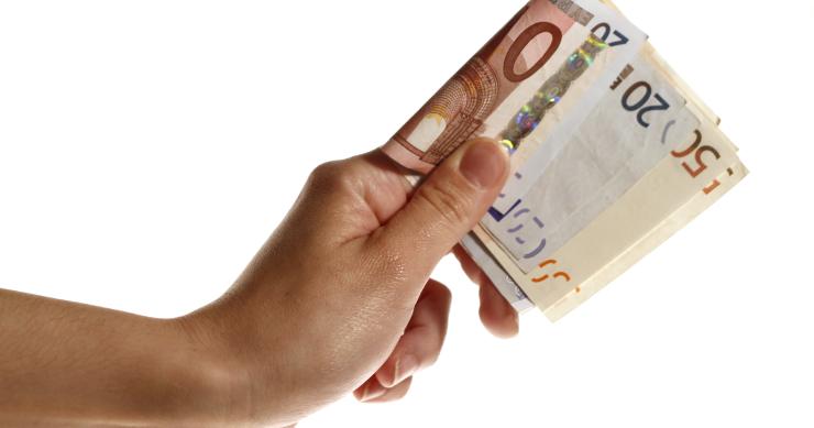 há cada vez mais inquilinos que não conseguem pagar a renda de casa ine: só há empregos novos para salários abaixo dos 310 euros