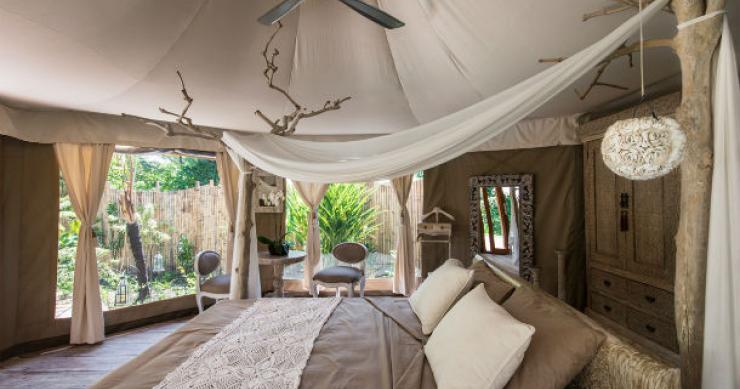 o hotel permite desfrutar ao máximo da cultura local e está rodeado de campos de arroz sandat glamping tents: descansar em cabanas ecológicas em bali, indonésia (fotos)