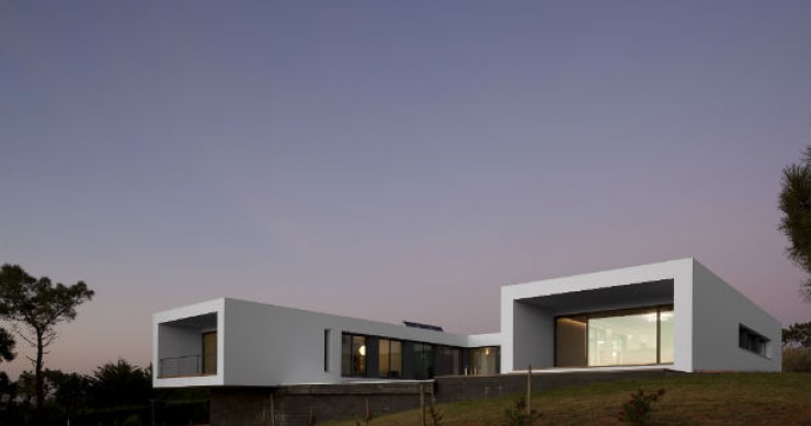 casa “u”, uma mansão sustentável com vista para o mar na ericeira (fotos) 