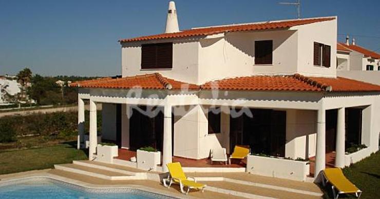 a casa tem piscina, jardim e barbecue e fica a 500 metros da praia casas de fim-de-semana: piscina e barbecue a poucos metros da praia da galé (fotos)