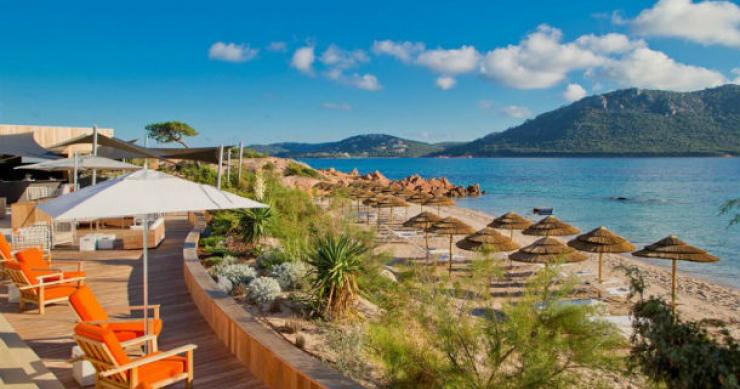 o hotel está localizado na cidade de porto-vecchio e dispõe de piscina e praia privativa la plage casadelmar hotel: resort de luxo com vista para o mar na córsega (fotos)