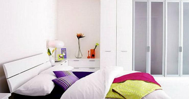 a cor das paredes deve ter tons claros e a cama não deve ser muito alta como decorar um quarto pequeno