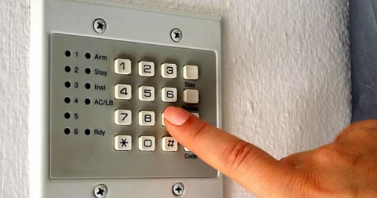 instalar um alarme em casa pode ser crucial para evitar surpresas desagradáveis como escolher o sistema de alarme de uma casa