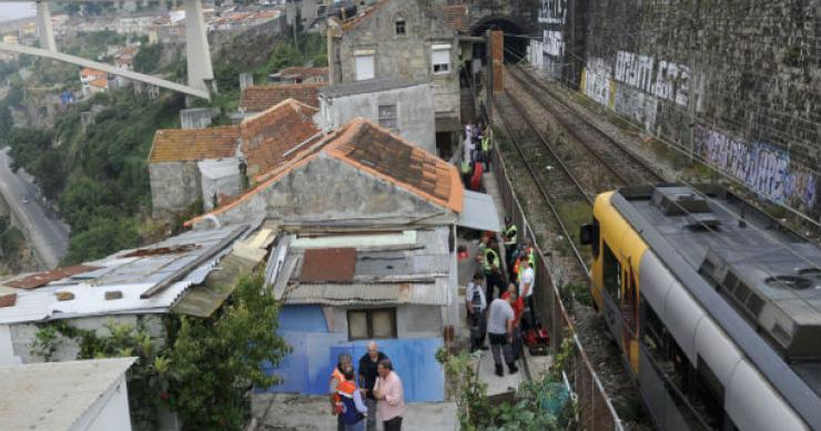 moradores começaram a ser despejados às 8 horas (foto: público) porto: moradores do bairro do nicolau foram despejados