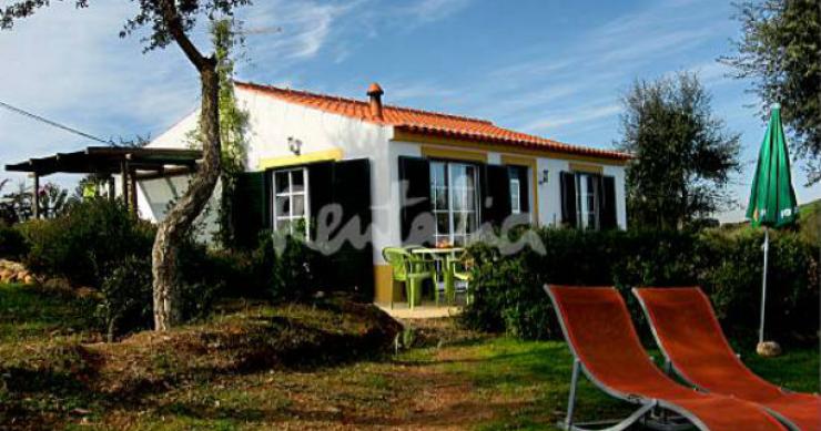 casas de fim-de-semana: abraçar a natureza numa casa ecológica em vila nova de mil fontes (fotos)