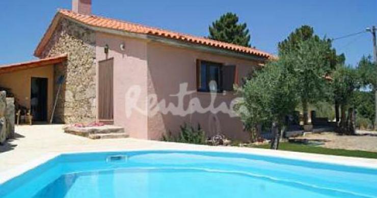 casas de fim-de-semana: refúgio rural com piscina e vista para a serra da estrela (fotos)