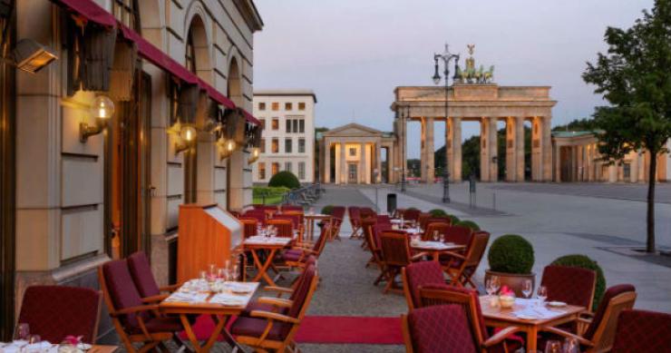 o hotel tem 382 quartos e está localizado numa zona histórica de berlim, na alemanha adlon kempinski: dormir em berlim com vista para as portas de brandeburgo (fotos)