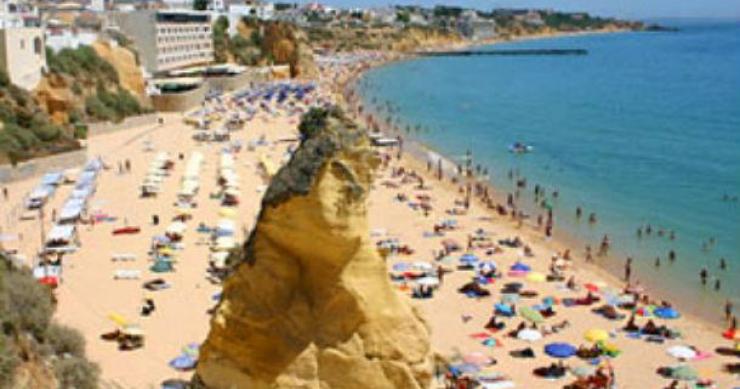 pessoas pagavam sinal e quando chegavam ao algarve não tinham casa nem conseguiam reaver o dinheiro pj deteve suspeito de burla de casas de férias no algarve