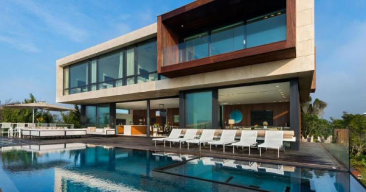 a casa tem piscina e acesso a uma praia privada casas de sonho: mansão com paredes de vidro e vista para o mar em long island (fotos)