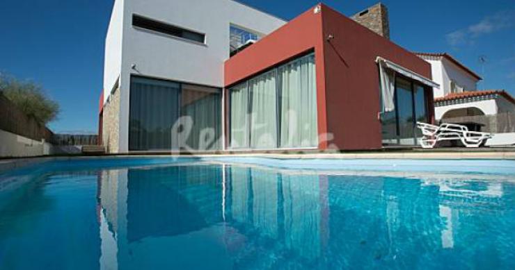 a casa tem piscina e terraço e encontra-se a apenas 50 metros do mar custos de construção de habitação nova sobem quase 2% num ano (gráficos)