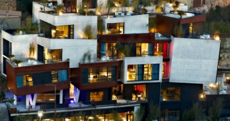 o hotel está localizado na região vinícola de álava, no país basco hotel viura: um hotel “desconstruído” e para os amantes de vinho em espanha (fotos)