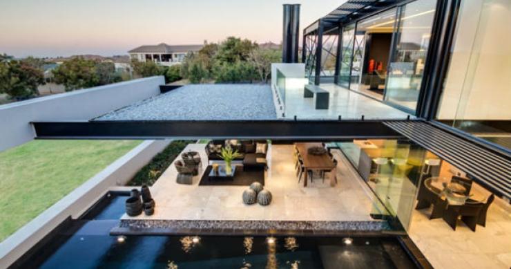 a casa está localizada em midrand, na áfrica do sul, e tem um lago com carpas casas de sonho: viver na áfrica do sul numa moderna “villa” geométrica (fotos)